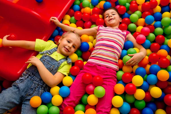 Top havuzunda oynayan çocuklar