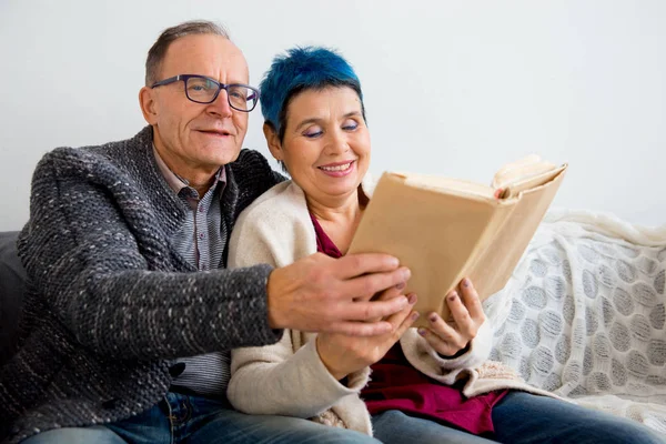 Seniorenpaar kuschelt — Stockfoto