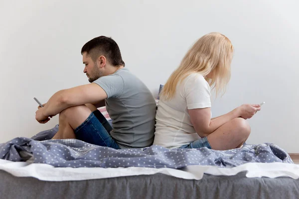 Triste casal ter problemas de relacionamento — Fotografia de Stock