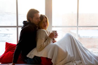 Çift birlikte sarılma