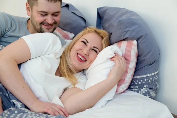 Pareja pasar tiempo en la cama — Foto de Stock