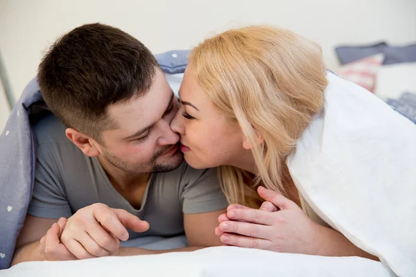 Casal passar tempo na cama — Fotografia de Stock