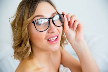 Genç kadın bir kadın iç çamaşırı