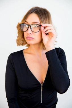 Gözlüklü genç kadın.