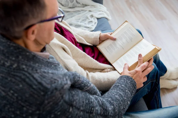 Senior couple cuddling — Stock Photo, Image