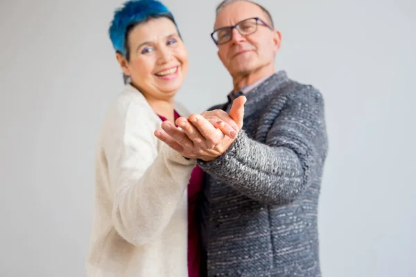 Idősebb pár hozzábújva — Stock Fotó