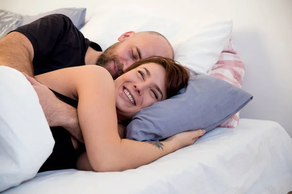 Casal passar tempo na cama — Fotografia de Stock