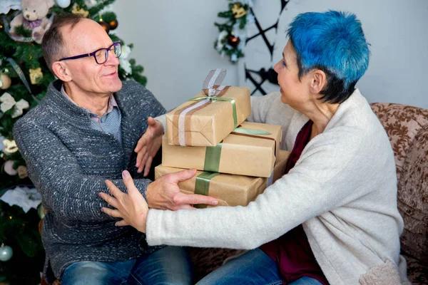 Seniorenpaar kuschelt — Stockfoto