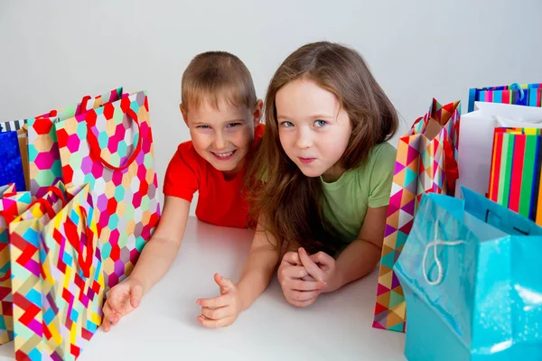 Niños pequeños de compras — Foto de Stock