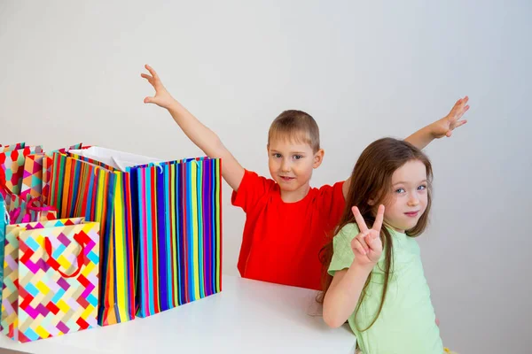 Niños pequeños de compras — Foto de Stock
