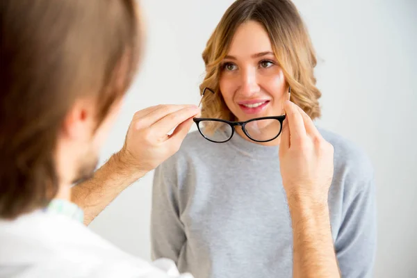 眼鏡をかけた若い女性が — ストック写真