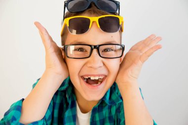 gözlüklü çocuk