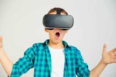 VR kulaklık evlat