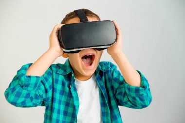 VR kulaklık evlat