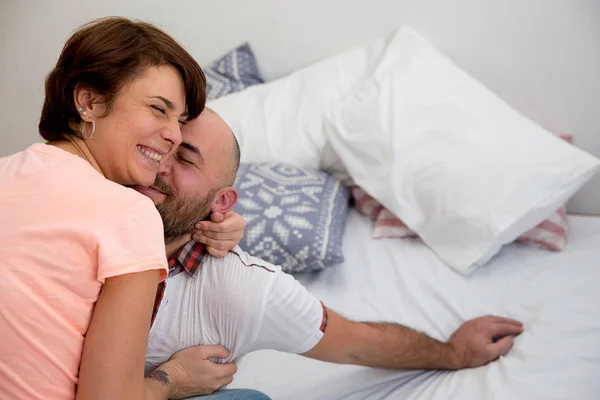 Casal passar tempo na cama — Fotografia de Stock