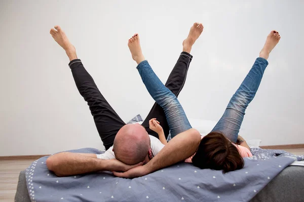 Paar verbringt Zeit im Bett — Stockfoto