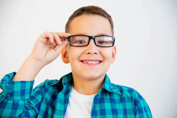 Ребенок в очках — стоковое фото