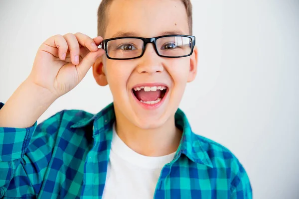 안경을 착용 하는 아이 — 스톡 사진