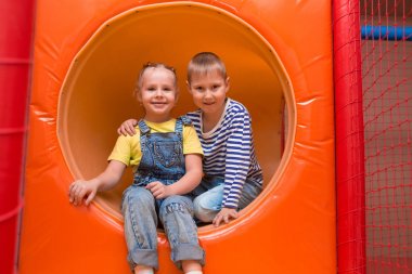 Top havuzunda oynayan çocuklar