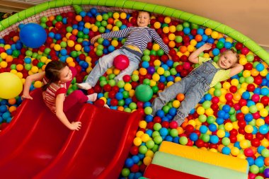 Top havuzunda oynayan çocuklar