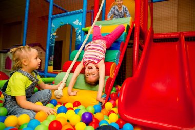 Top havuzunda oynayan çocuklar