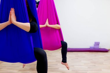 Bir spor salonunda egzersiz kadınlar