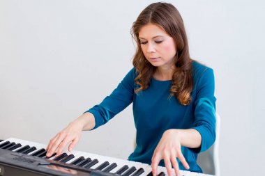 Kadın oynamak synthesizer