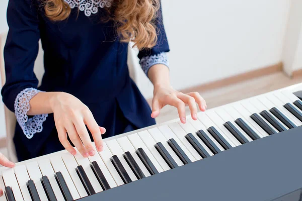 Girl playing synthesizer — Stock Photo, Image