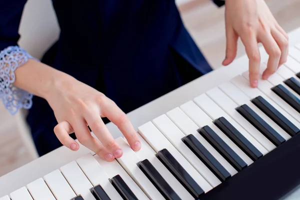 Mädchen spielt Synthesizer — Stockfoto