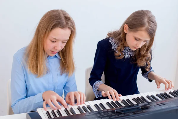 Mädchen spielt Synthesizer — Stockfoto