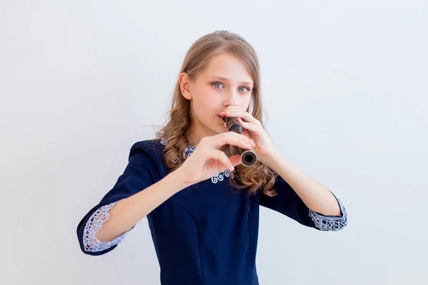 Κορίτσι παίζοντας την φλογέρα — Φωτογραφία Αρχείου