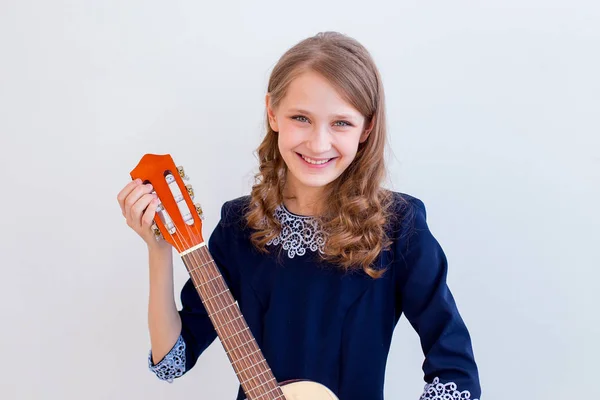 Dívka hrající na kytaru — Stock fotografie