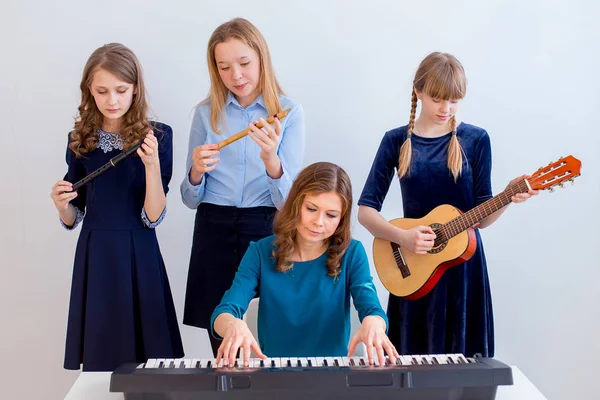 Les filles jouent de la musique — Photo