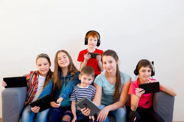 Niños usando diferentes aparatos — Foto de Stock