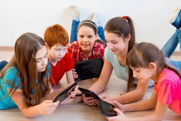 Kinder mit verschiedenen Gadgets — Stockfoto