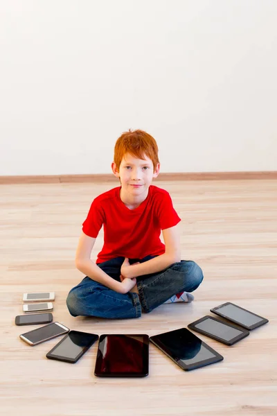 Niños usando diferentes aparatos — Foto de Stock