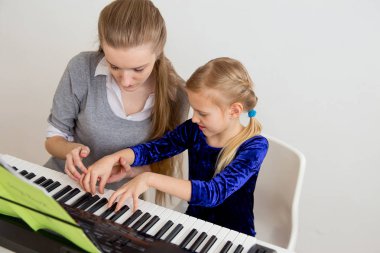 müzikal okula giden çocuk