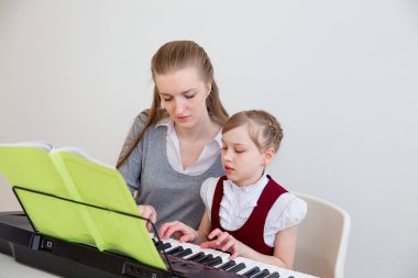 müzikal okula giden çocuk