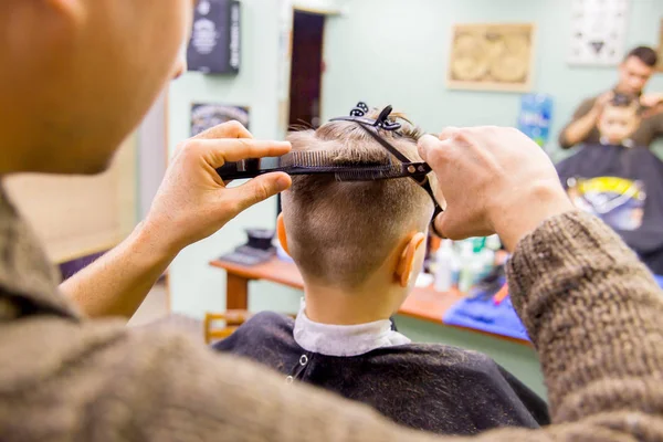 Kid i barbershop — Stockfoto