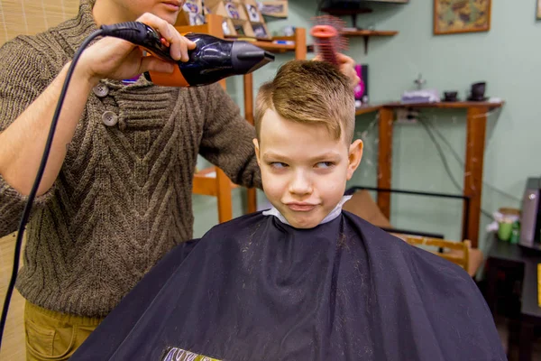 Miúdo na barbearia — Fotografia de Stock