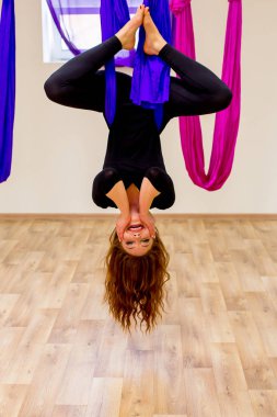 Bir spor salonunda egzersiz kadınlar