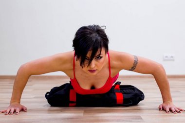 Bir spor salonunda egzersiz kadınlar