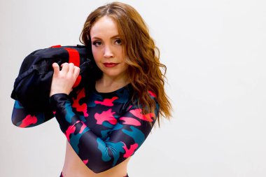 Bir spor salonunda egzersiz kadınlar