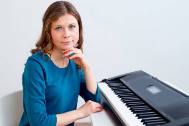 Kadın oynamak synthesizer