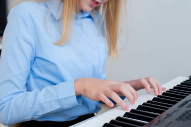 Kız oynamak synthesizer