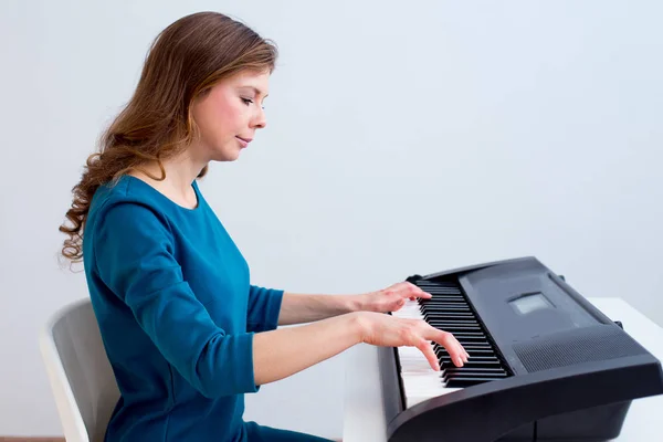 Woman playing synthesizer — Stock Photo, Image