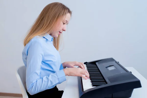 Mädchen spielt Synthesizer — Stockfoto