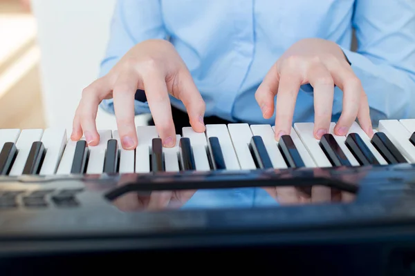 Mädchen spielt Synthesizer — Stockfoto