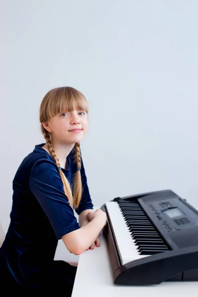 Mädchen spielt Synthesizer — Stockfoto