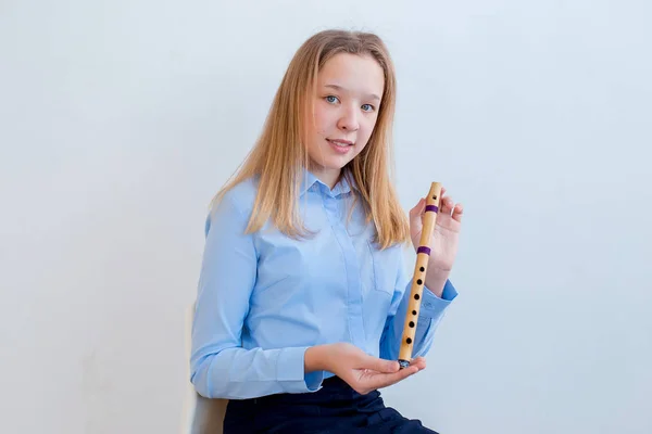 Dívka hraje na flétnu — Stock fotografie